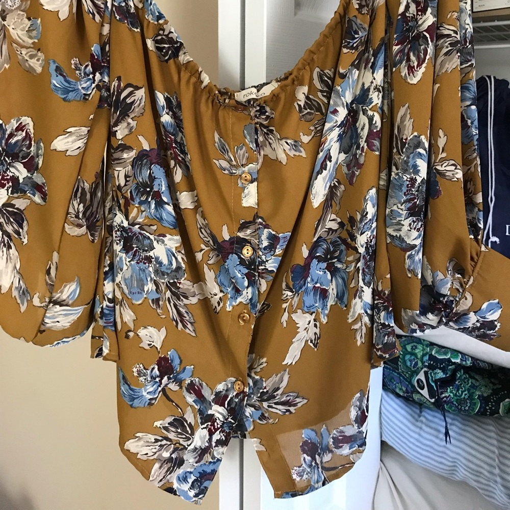 Off the shoulder floral blouse Size: Large
